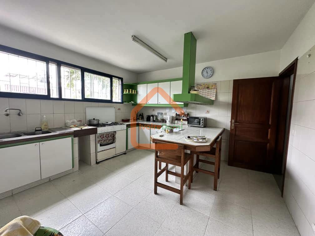 Villa basse en vente a cocody 2 plateaux les vallons