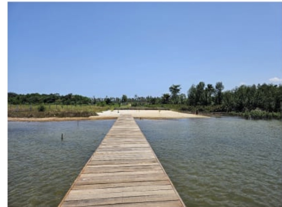 Terrain 3500m2 bordure lagune à la baie des milliardaires