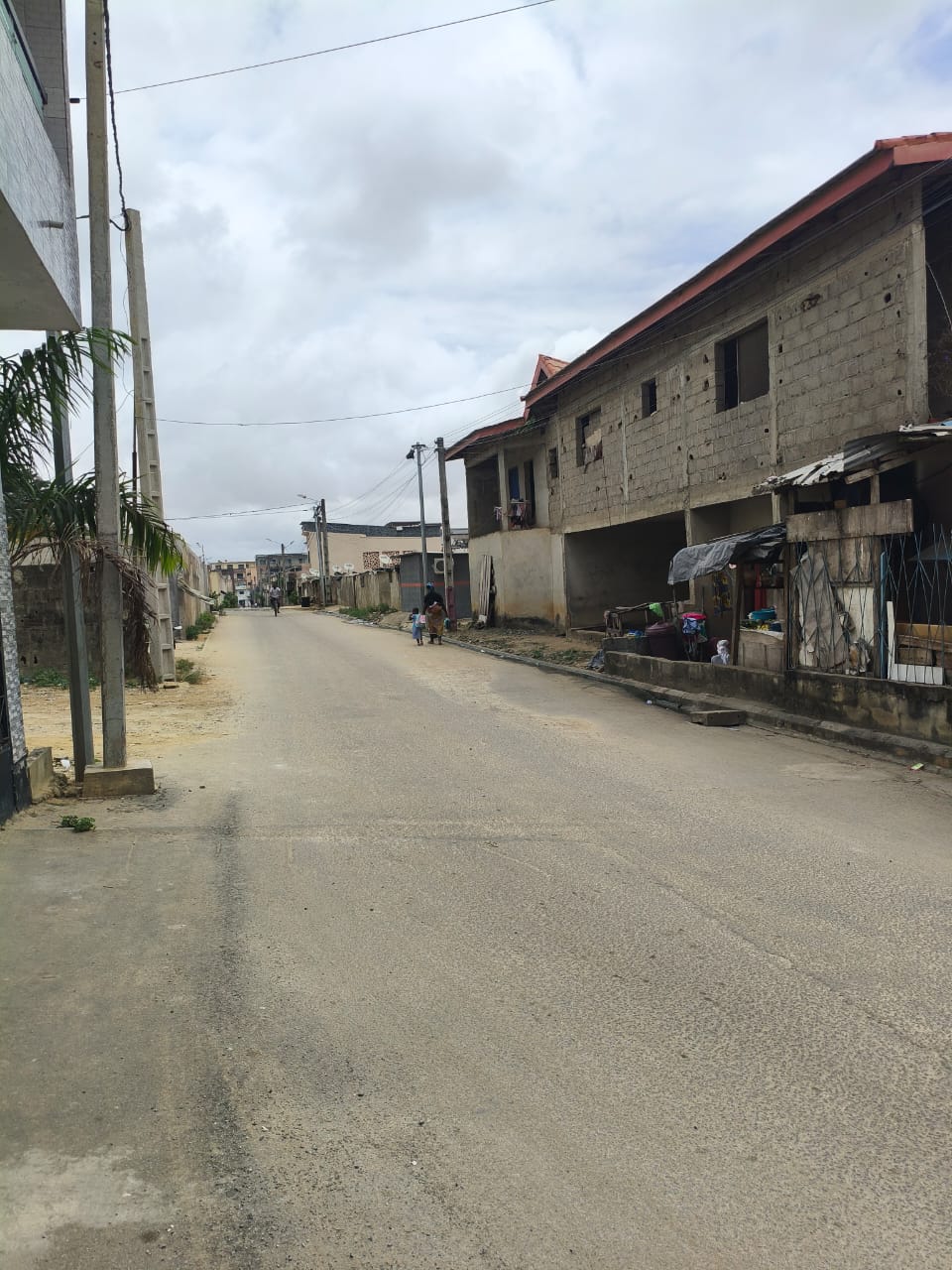 VENTE DE TERRAIN À COCODY RIVIERA 4 M’BADON JUSTE DERRIÈRE L’AMBASSADE DE CHINE ET SITUÉ À L’ANGLE