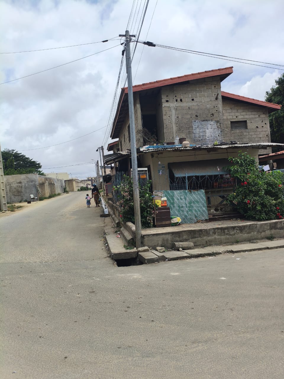 VENTE DE TERRAIN À COCODY RIVIERA 4 M’BADON JUSTE DERRIÈRE L’AMBASSADE DE CHINE ET SITUÉ À L’ANGLE