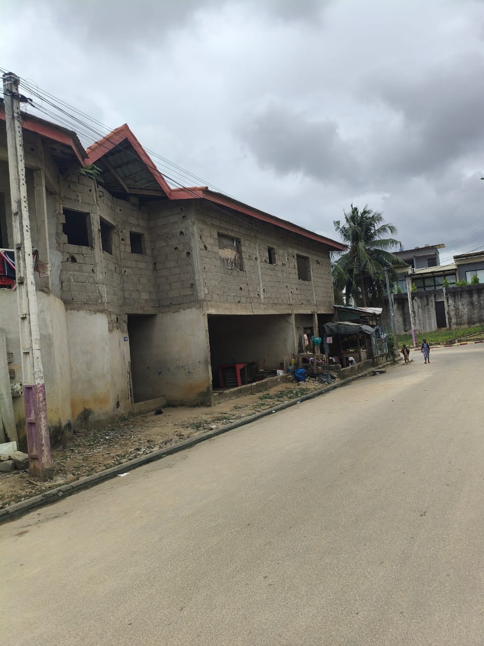 VENTE DE TERRAIN À COCODY RIVIERA 4 M’BADON JUSTE DERRIÈRE L’AMBASSADE DE CHINE ET SITUÉ À L’ANGLE