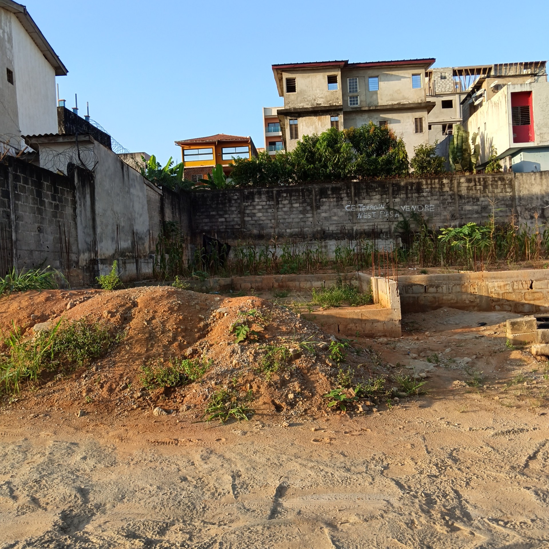 Terrain de 450 m² a cocody rivera cité sir secteur chawarma +
