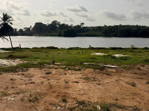 Dabou un lot en bordure de lagune à ceder
