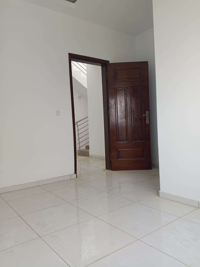 VENTE VILLA DUPLEX 5 PIECES A ANGRE DJOROBITE