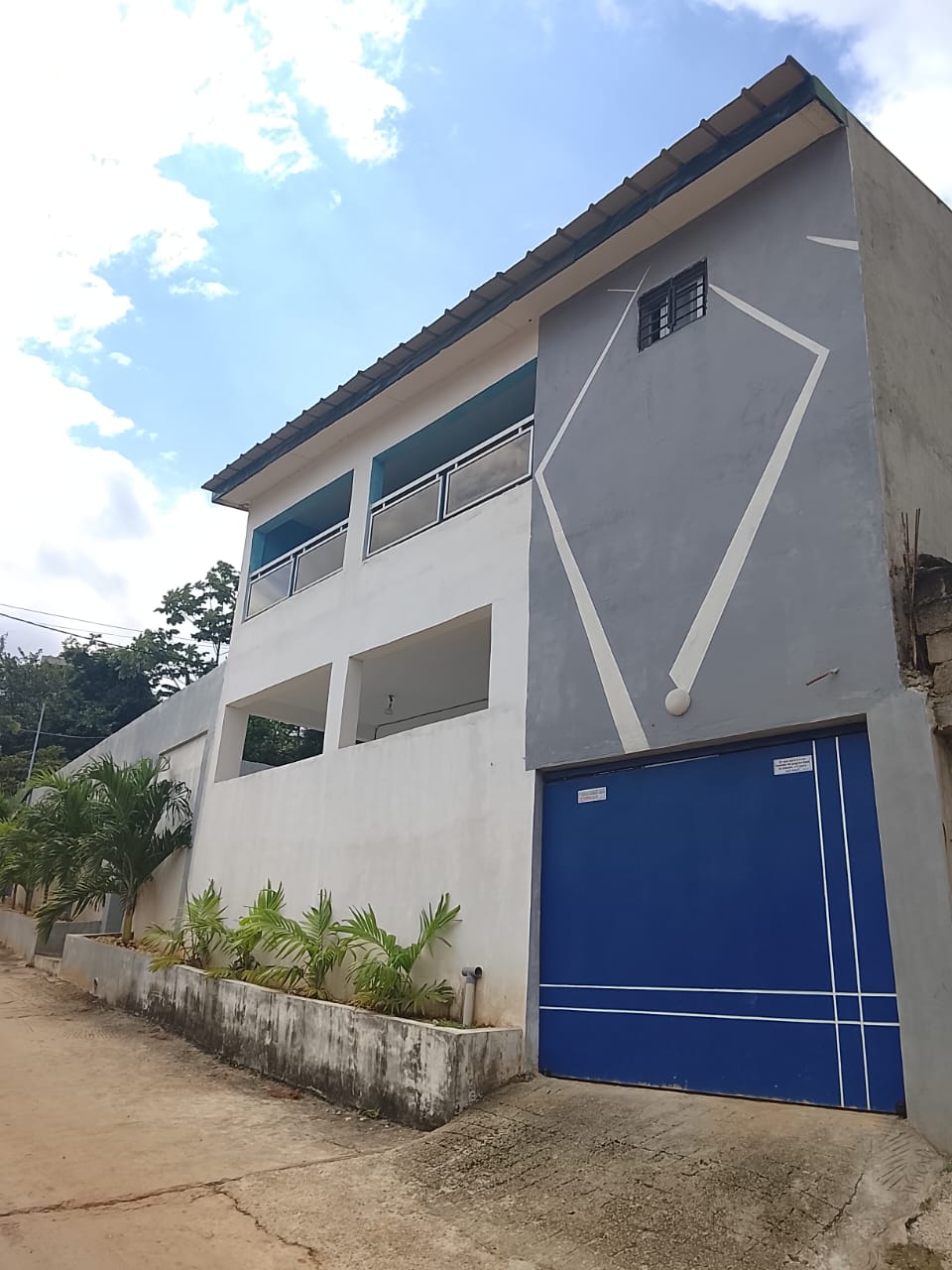 A louer : Grande VILLA DUPLEX de 07 pièces – ANGRE DJOROGOBITE 1 – Zone Rond Point Cité SIR