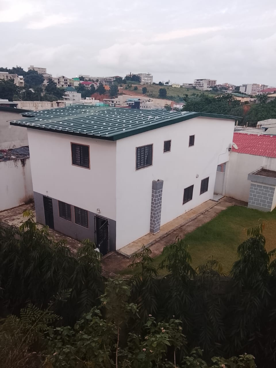 A louer : Grande VILLA DUPLEX de 07 pièces – ANGRE DJOROGOBITE 1 – Zone Rond Point Cité SIR