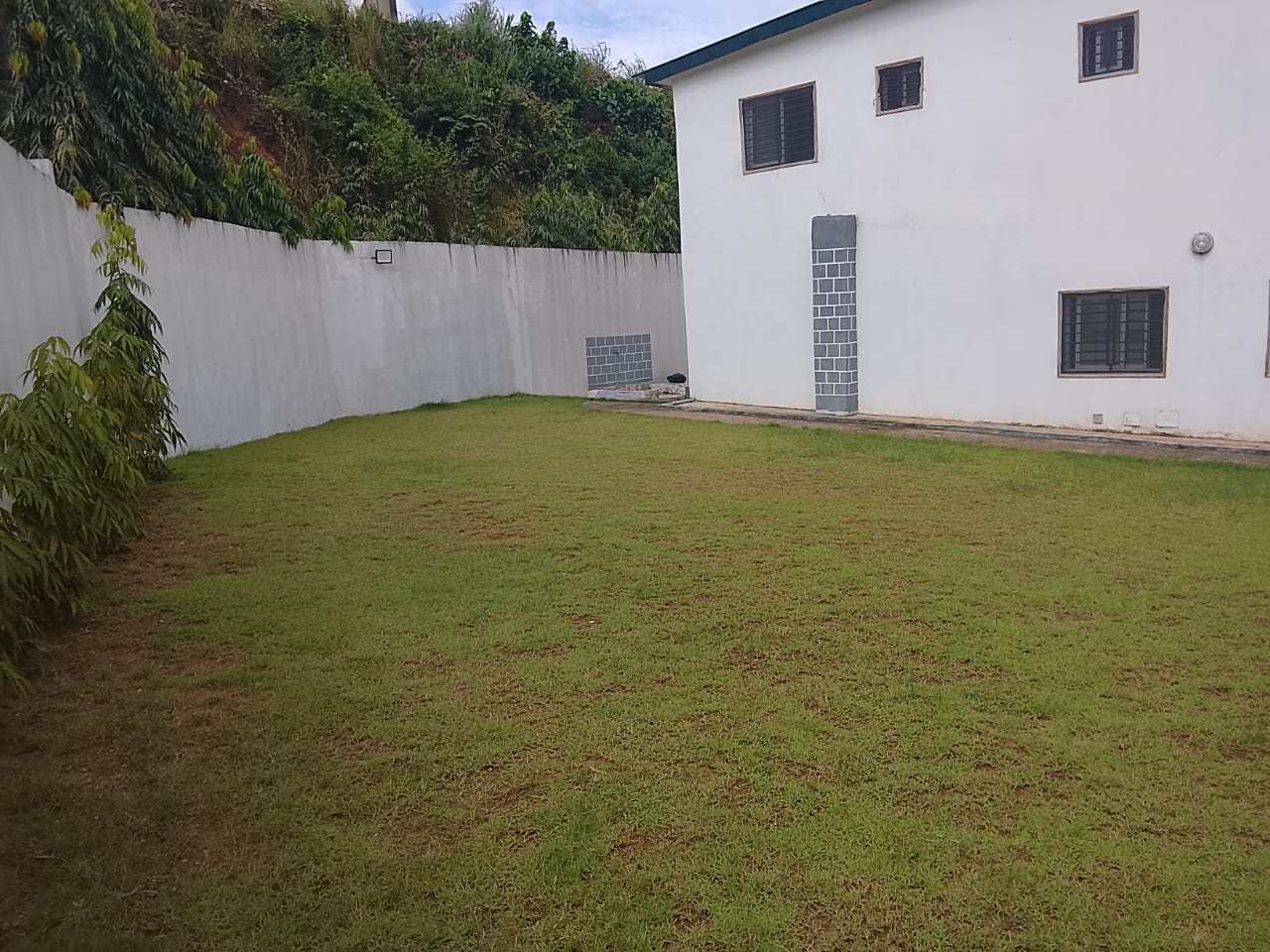A louer : Grande VILLA DUPLEX de 07 pièces – ANGRE DJOROGOBITE 1 – Zone Rond Point Cité SIR