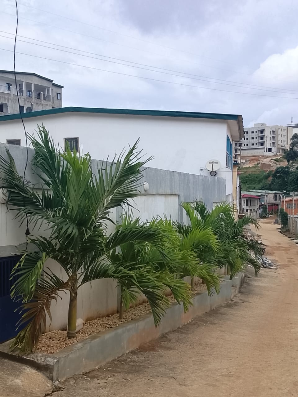 A louer : Grande VILLA DUPLEX de 07 pièces – ANGRE DJOROGOBITE 1 – Zone Rond Point Cité SIR