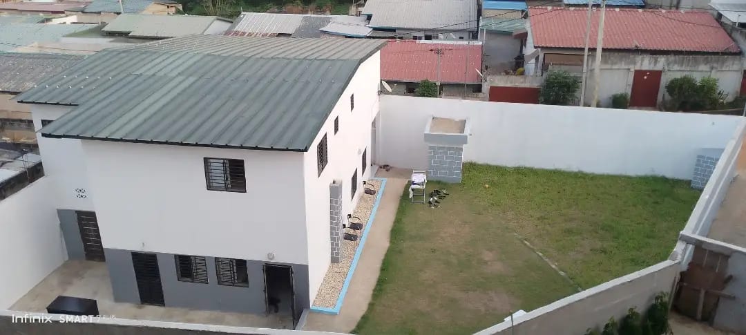 A louer : Grande VILLA DUPLEX de 07 pièces – ANGRE DJOROGOBITE 1 – Zone Rond Point Cité SIR
