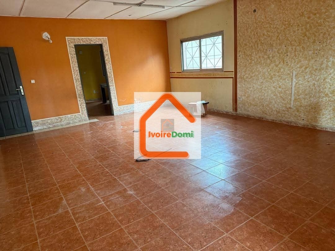 À LOUER UNE VILLA BASSE de 8 PIÈCES AVEC 4 SALLES D’EAU, GRANDE TERRASSE, GRANDE COUR.