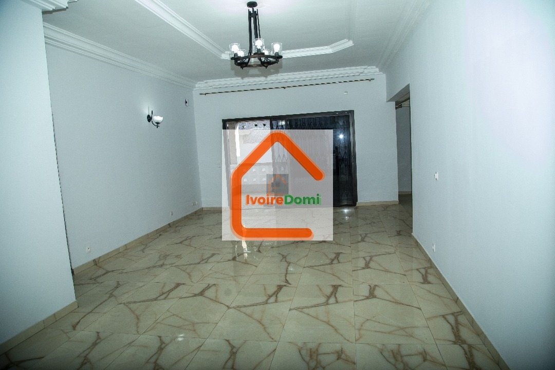Une belle villa basse de 7 pièces prête à habiter en location. Située à Cocody