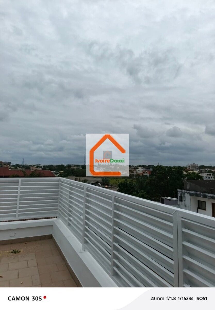 Cocody Riviera4 Mbadon Composition : 03 salons 02 cuisines 04 chambres