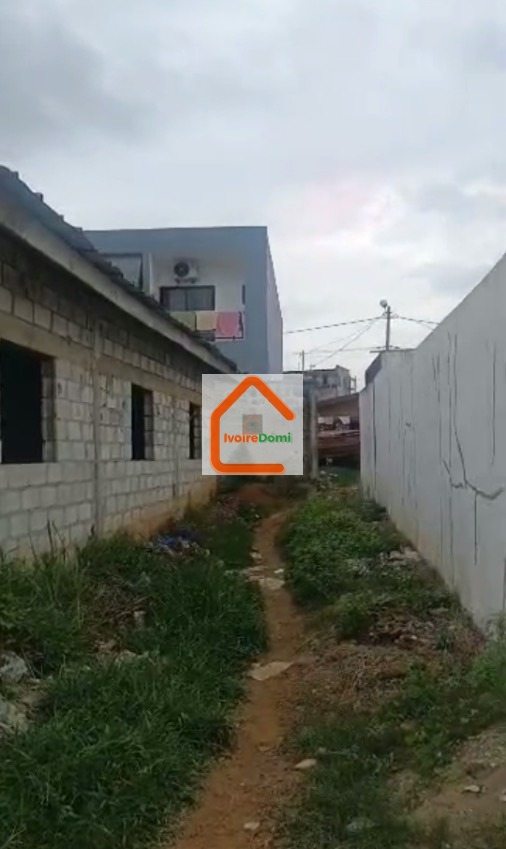 A ANGRE DJOROBITE 1 CITÉ PIVOINE UNE VILLA BASSE DE 4-PIECES AU GROS ŒUVRE