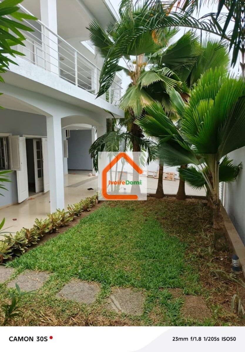 Cocody Riviera4 Mbadon Composition : 03 salons 02 cuisines 04 chambres