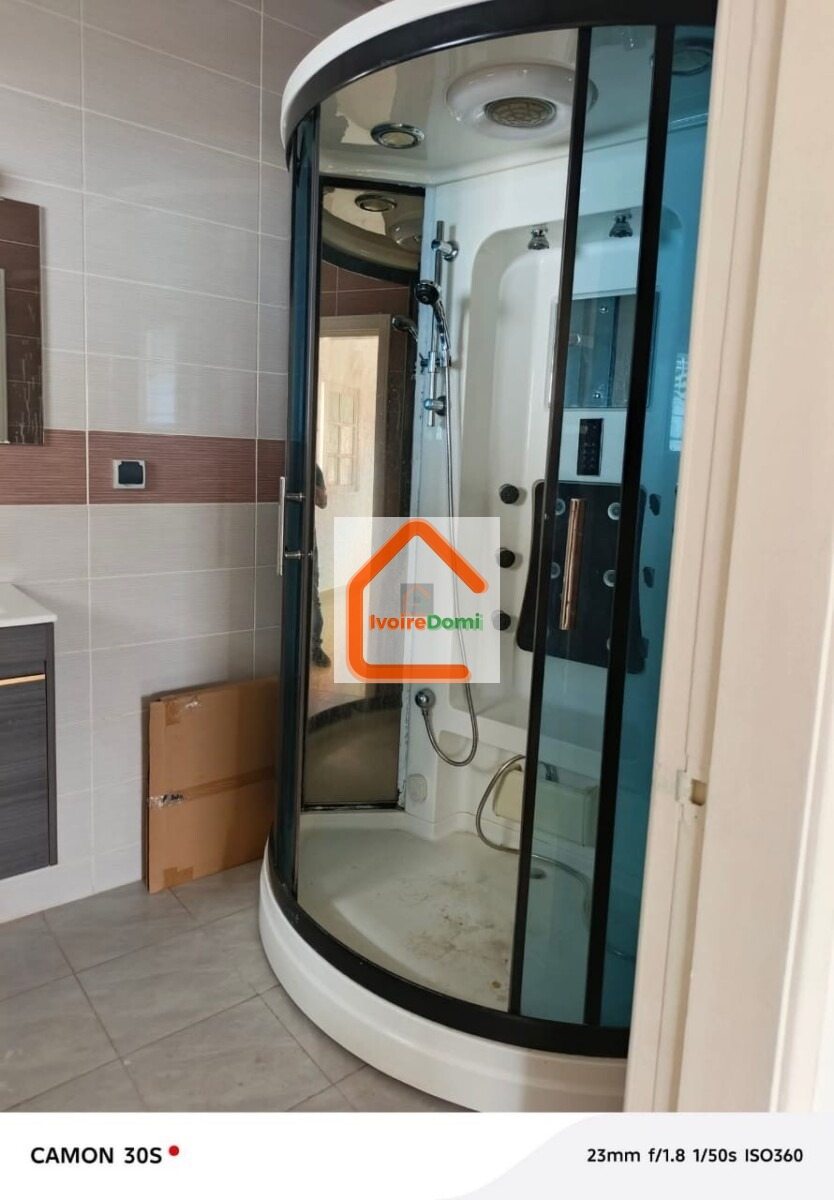 Cocody Riviera4 Mbadon Composition : 03 salons 02 cuisines 04 chambres