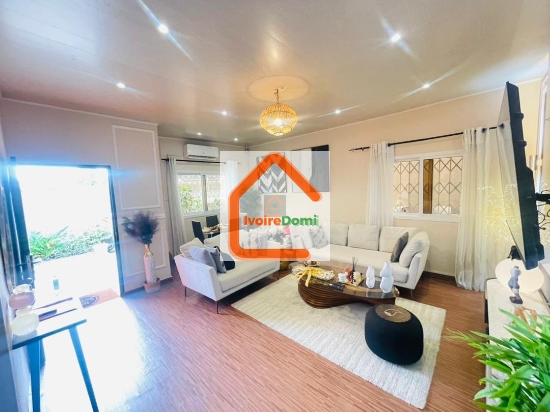 Villa basse haut standing de 3 pièces à louer dans l’immédiat avec les meubles à Cocody
