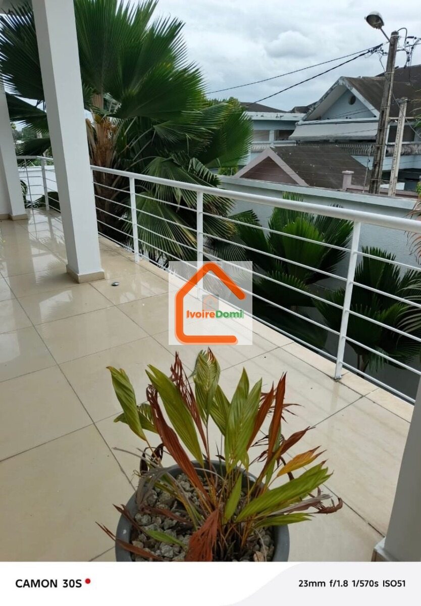 Cocody Riviera4 Mbadon Composition : 03 salons 02 cuisines 04 chambres