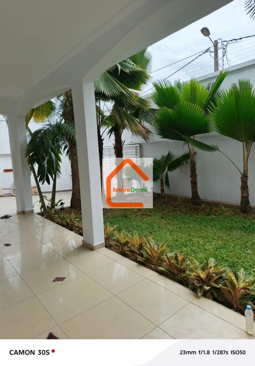 Cocody Riviera4 Mbadon Composition : 03 salons 02 cuisines 04 chambres