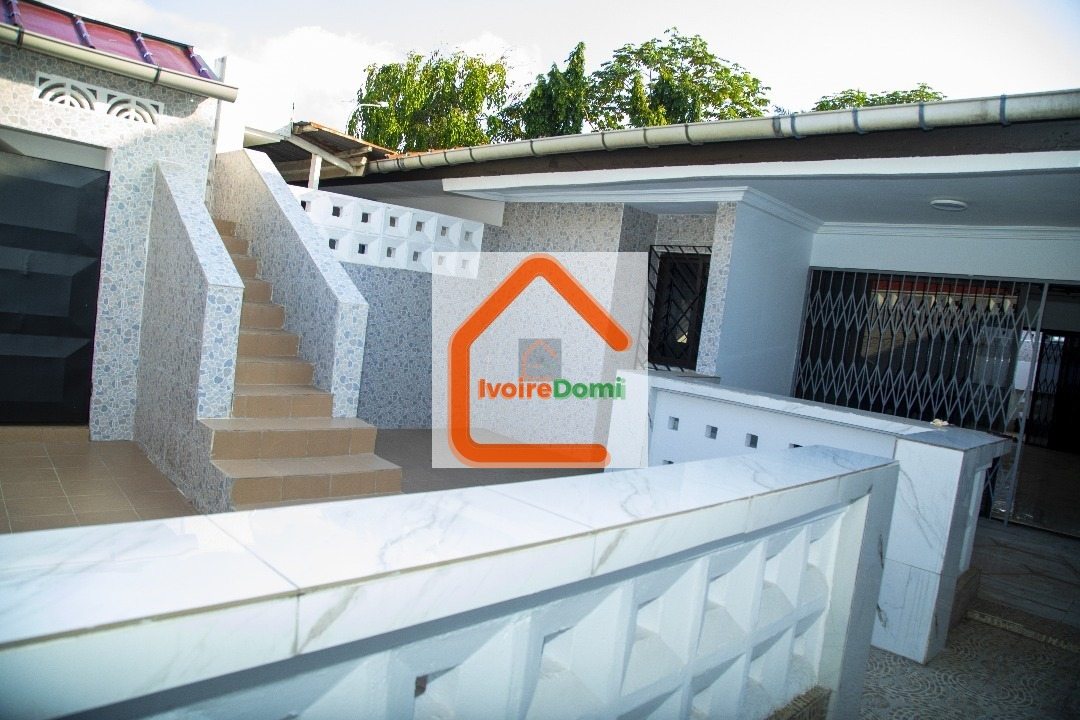 Une belle villa basse de 7 pièces prête à habiter en location. Située à Cocody