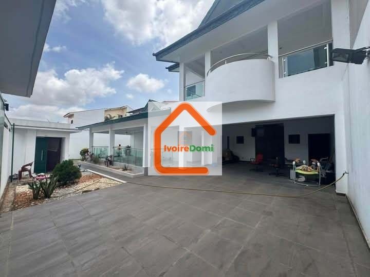 A ANGRÉ 8E TRANCHE UNE VILLA DUPLEX DE 10-PIECES. GARAGE DE PLUSIEURS