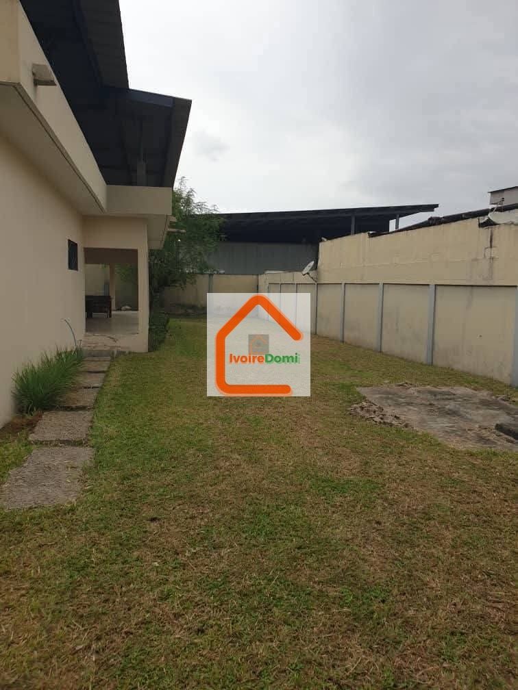 VILLA BASSE 5 PIÈCES Cocody Riviéra Bonoumin situé non loin d’Abidjan Mall