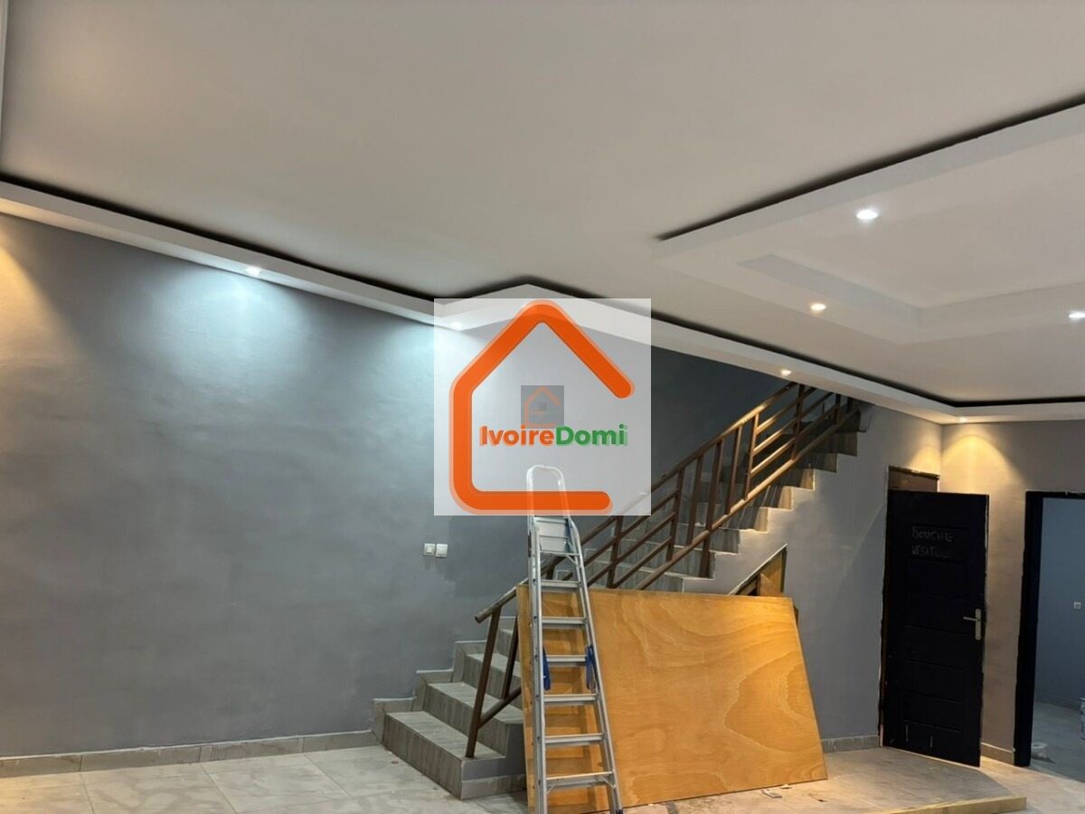 Disponible à angré nouveau chu Nouvelle construction Un duplex de 5p 4 chambres