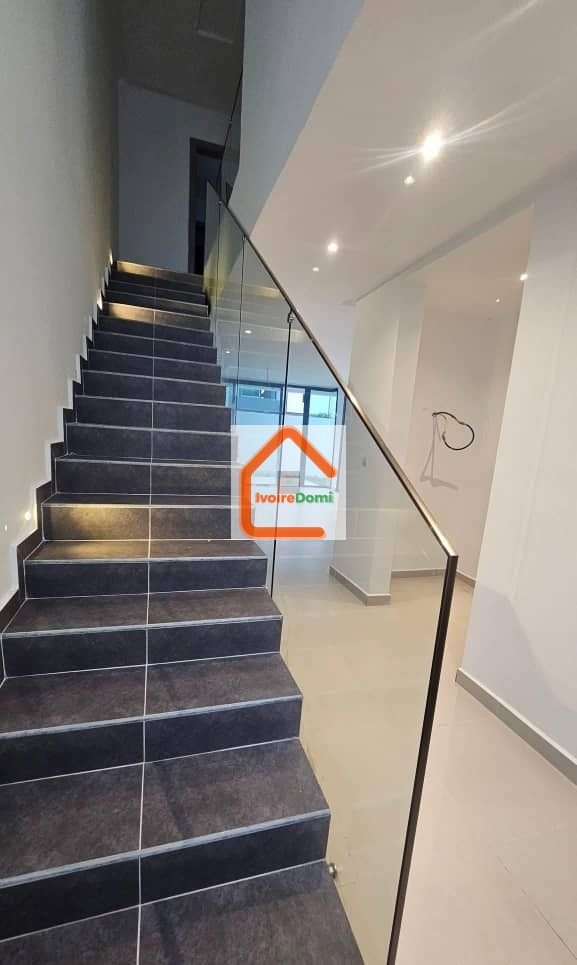 À VENDRE ABATA DANS UNE CHIC PETITE CITE UN APPARTEMENT DUPLEX HAUT STANDING