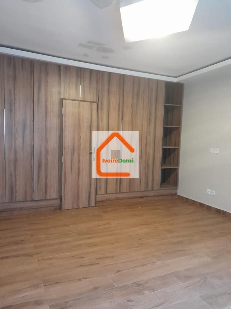 Location: Cocody Riviera 3 synacassi Villa duplex de 11 pièces : 5 chambres autonomes
