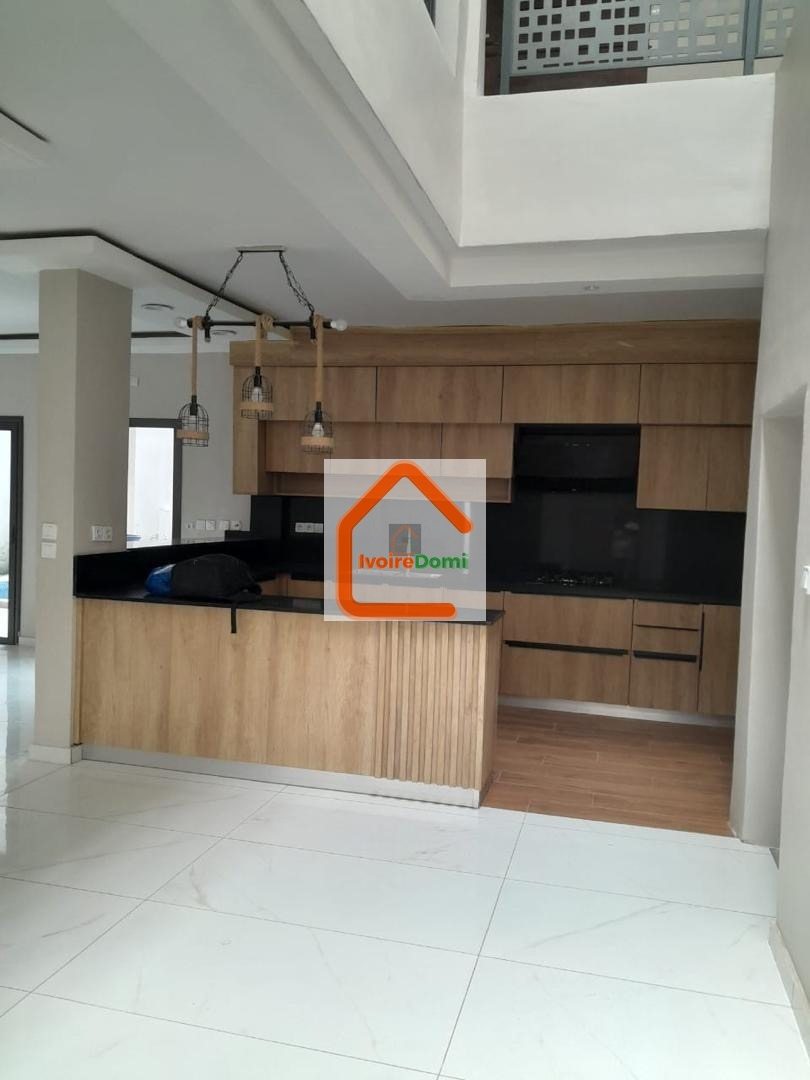 Location: Cocody Riviera 3 synacassi Villa duplex de 11 pièces : 5 chambres autonomes