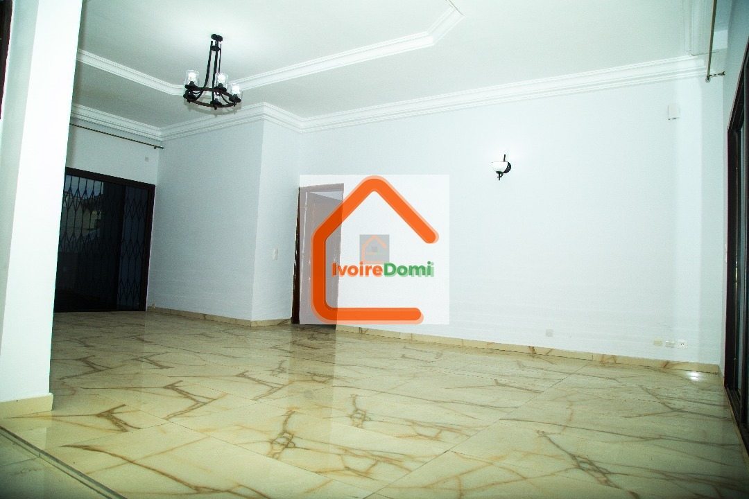 Une belle villa basse de 7 pièces prête à habiter en location. Située à Cocody