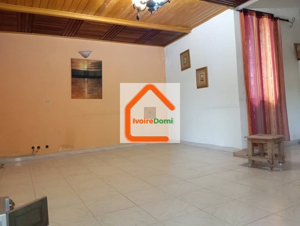 À LOUER UNE VILLA BASSE de 8 PIÈCES AVEC 4 SALLES D’EAU, GRANDE TERRASSE, GRANDE COUR.