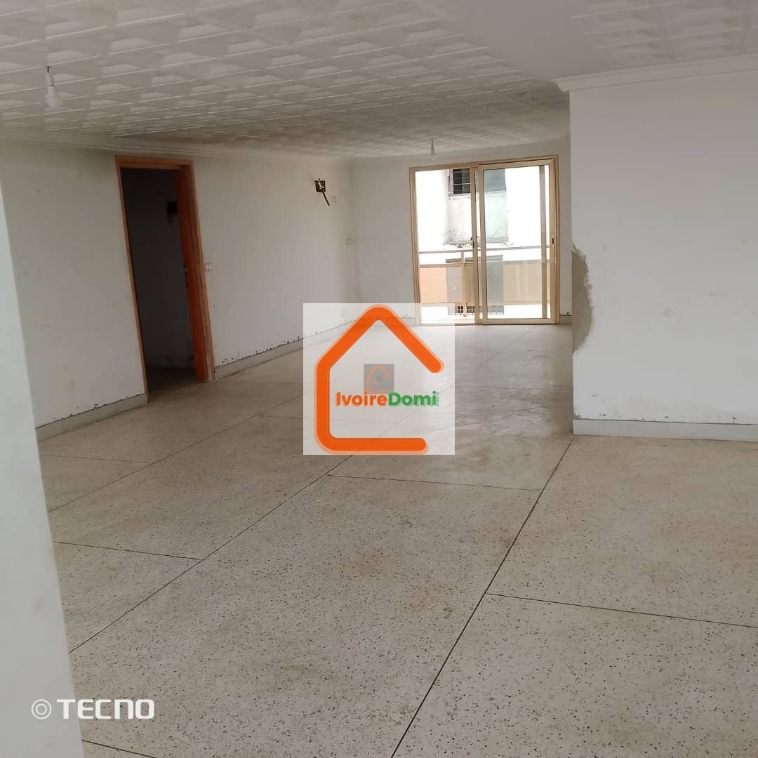 Appartement de 4 pièces à Cocody Vallon : – 3 chambres spacieuses – 1 grand salon