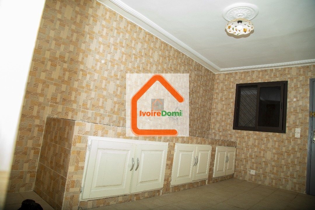 Une belle villa basse de 7 pièces prête à habiter en location. Située à Cocody
