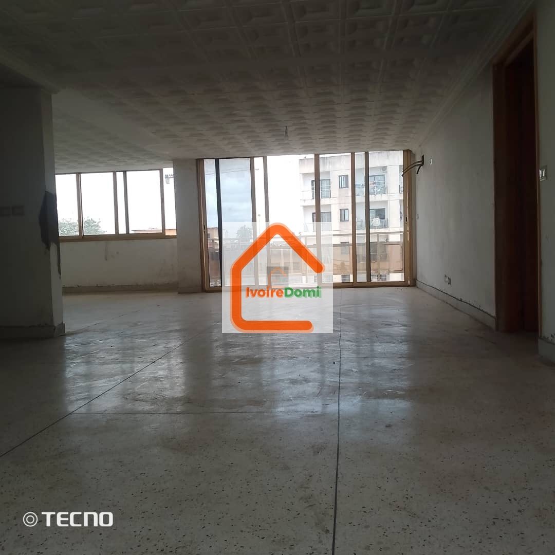 Appartement de 4 pièces à Cocody Vallon : – 3 chambres spacieuses – 1 grand salon