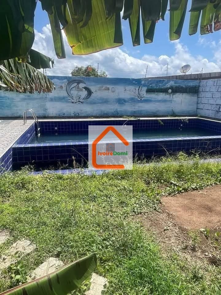 À louer📍BASSAM🏡 TRIPLEX 8 PIÈCES + PISCINE Vivez dans un confort exceptionnel.