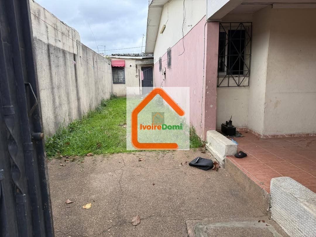 À LOUER UNE VILLA BASSE de 8 PIÈCES AVEC 4 SALLES D’EAU, GRANDE TERRASSE, GRANDE COUR.