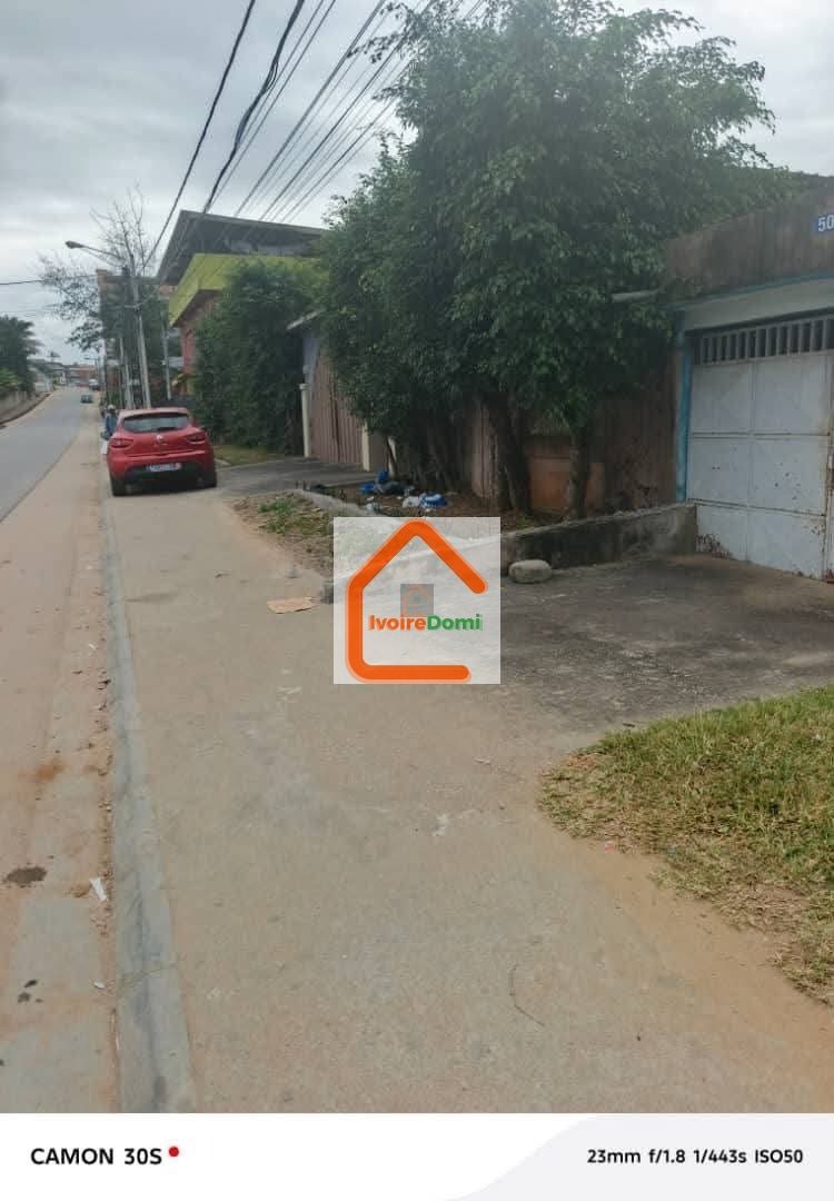 VILLA BASSE 5 PIÈCES Cocody Riviéra Bonoumin situé non loin d’Abidjan Mall