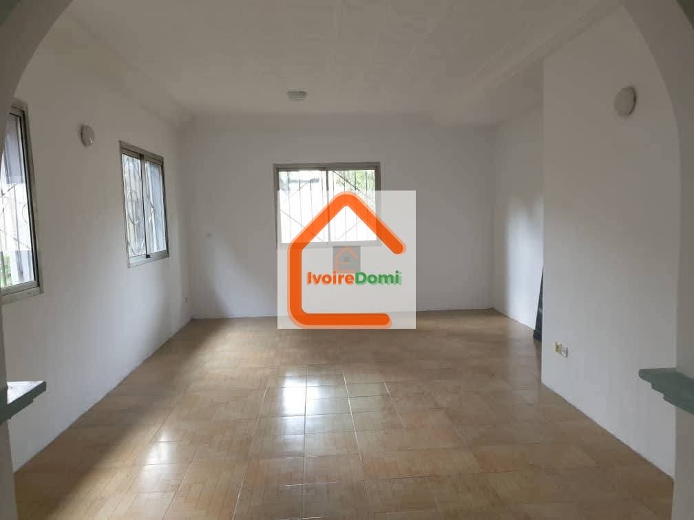 VILLA BASSE 5 PIÈCES Cocody Riviéra Bonoumin situé non loin d’Abidjan Mall