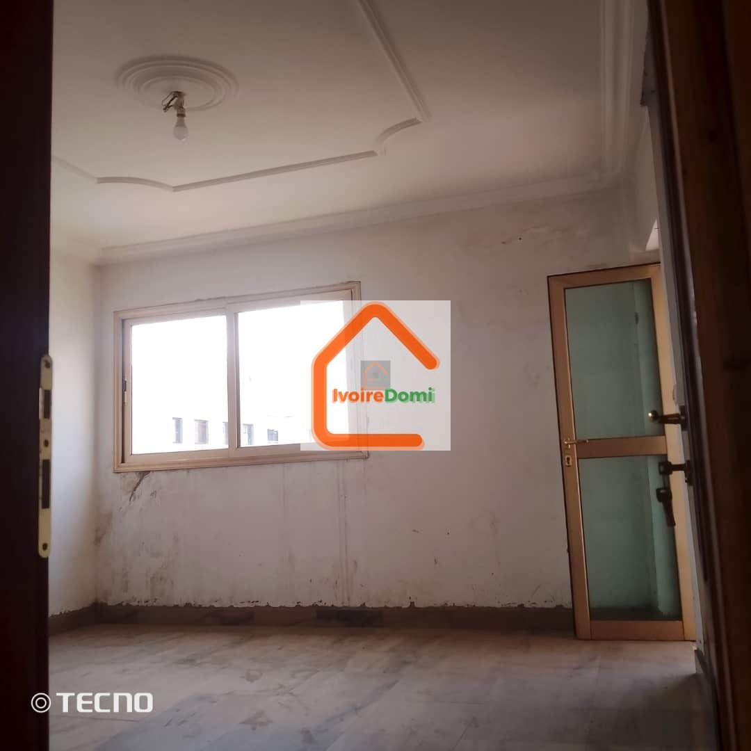 Appartement de 4 pièces à Cocody Vallon : – 3 chambres spacieuses – 1 grand salon