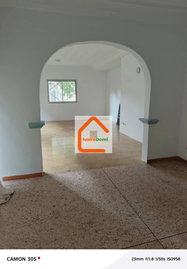 VILLA BASSE 5 PIÈCES Cocody Riviéra Bonoumin situé non loin d’Abidjan Mall