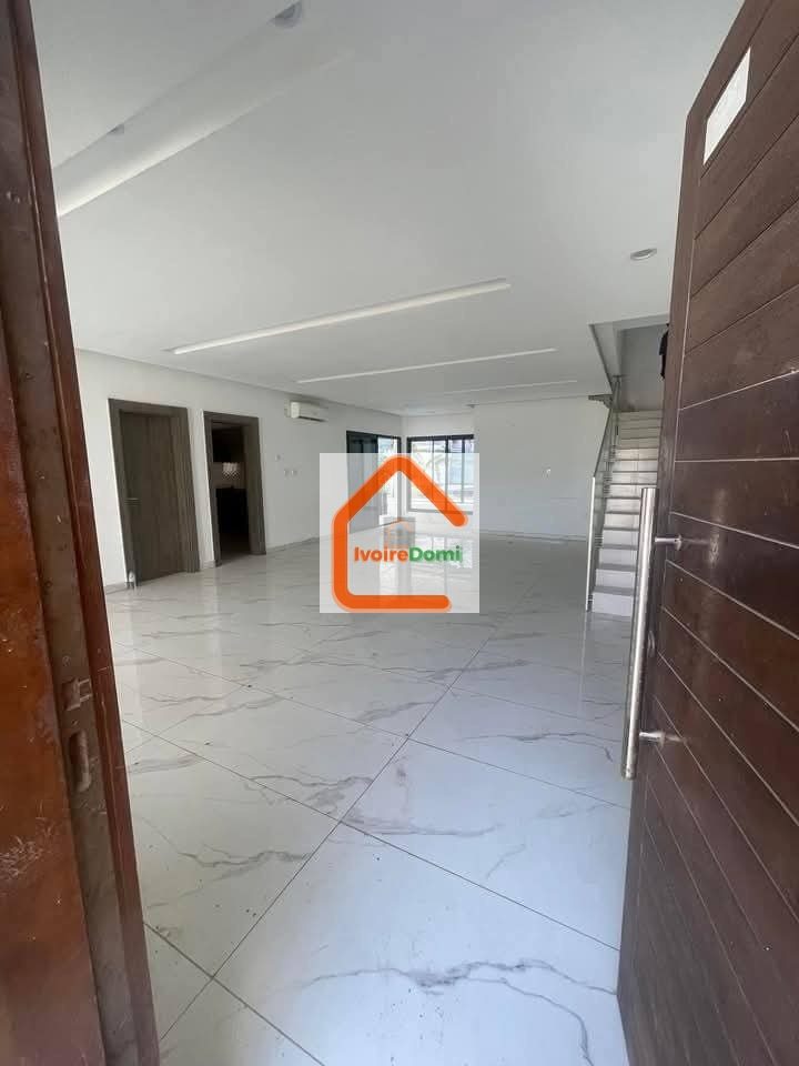 À louer📍BASSAM🏡 TRIPLEX 8 PIÈCES + PISCINE Vivez dans un confort exceptionnel.
