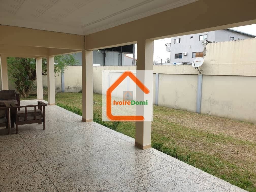VILLA BASSE 5 PIÈCES Cocody Riviéra Bonoumin situé non loin d’Abidjan Mall