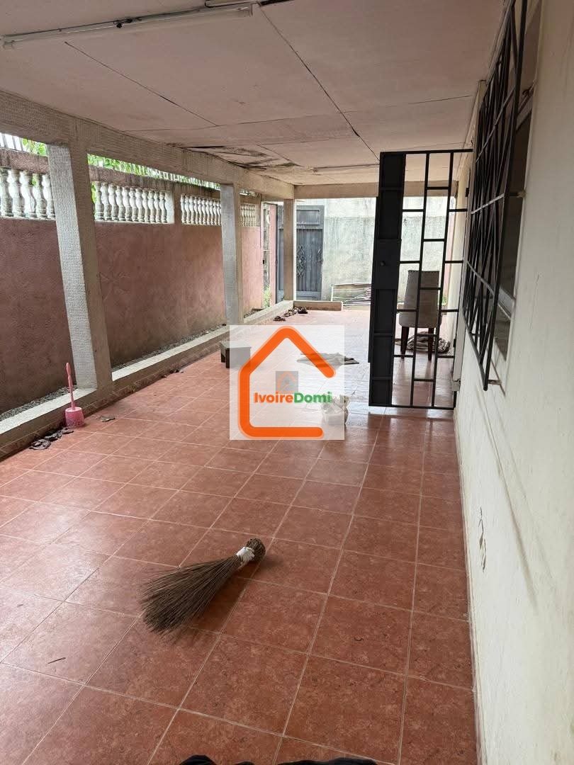 À LOUER UNE VILLA BASSE de 8 PIÈCES AVEC 4 SALLES D’EAU, GRANDE TERRASSE, GRANDE COUR.