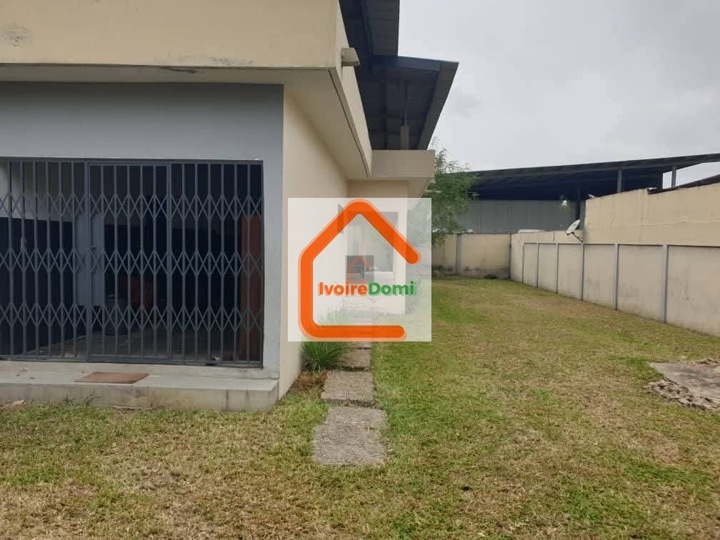 VILLA BASSE 5 PIÈCES Cocody Riviéra Bonoumin situé non loin d’Abidjan Mall