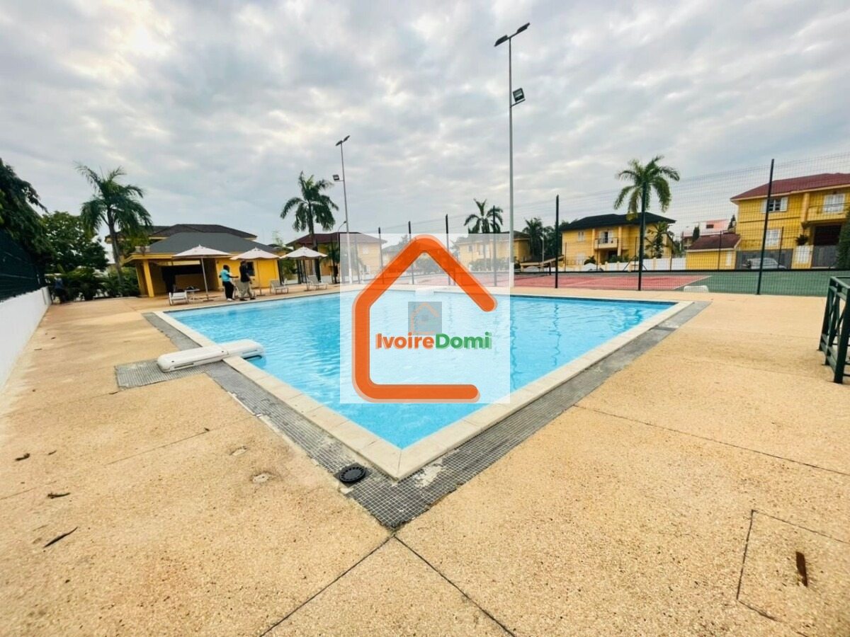 Cocody Riviera 3, Cité country club À louer Villa duplex 9 pièces composée: 5 chambres