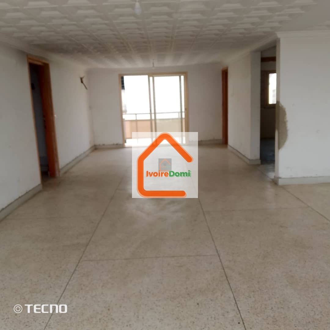 Appartement de 4 pièces à Cocody Vallon : – 3 chambres spacieuses – 1 grand salon