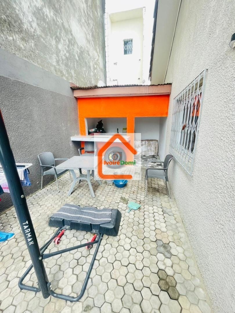 Villa basse haut standing de 3 pièces à louer dans l’immédiat avec les meubles à Cocody
