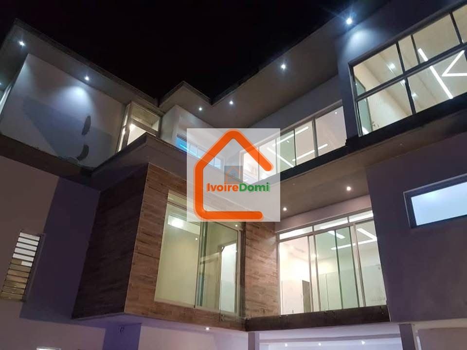 Nous mettons en location cette villa duplex à Cocody Rivièra 4 synacaci 2 !!!! Loyer: