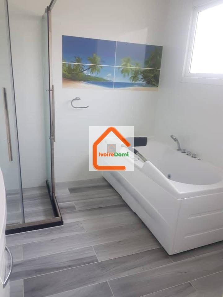 Nous mettons en location cette villa duplex à Cocody Rivièra 4 synacaci 2 !!!! Loyer: