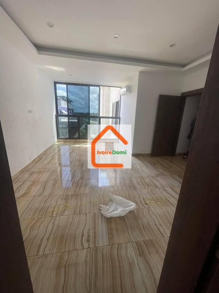 À louer📍BASSAM🏡 TRIPLEX 8 PIÈCES + PISCINE Vivez dans un confort exceptionnel.